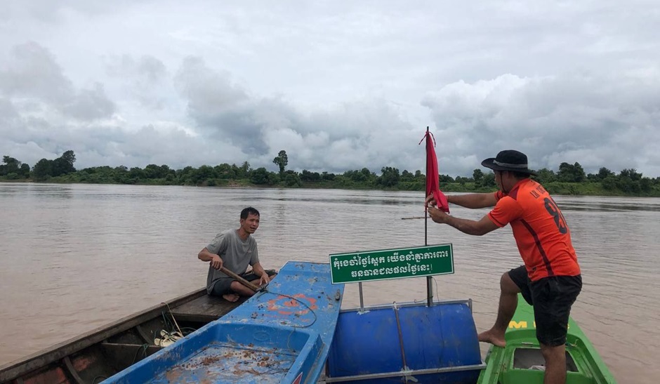 Placing a signboard around the fish conservation zone @CEPA